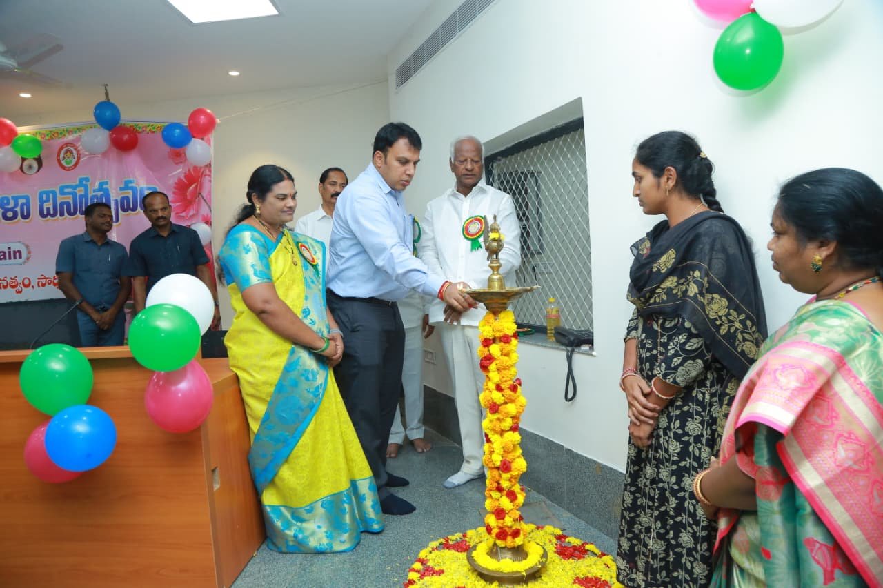 మార్చి 09 జనగామ  మహిళలు ఆర్థిక ప్రగతి సాధించాలికోటి మంది మహిళలను కోటీశ్వరులను చేయడమే ప్రభుత్వ లక్ష్యం  మహిళలు అన్ని రంగాల్లో ముందంజ  ఘనపూర్ (స్టేషన్) శాసనసభ్యులు కడియం శ్రీహరి  జిల్లా కలెక్టర్ సందీప్ కుమార్ ఝా